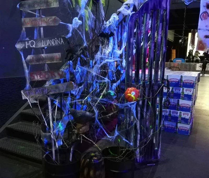 Espaço decorado com teias de aranha e luz negra