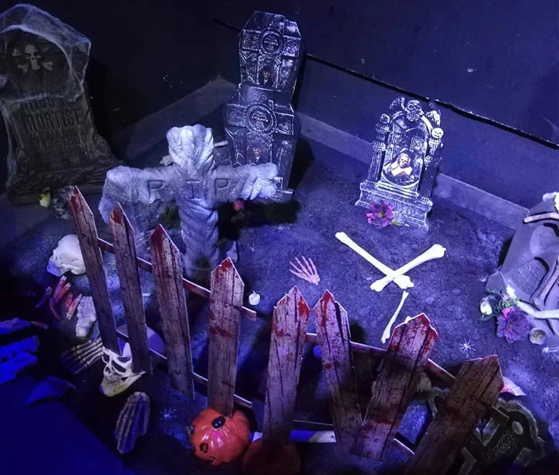 Cemitério de Halloween montado com campas e abóboras