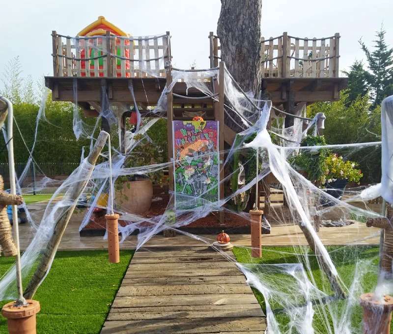 Jardim e parque infantil cobertos de teias de aranha