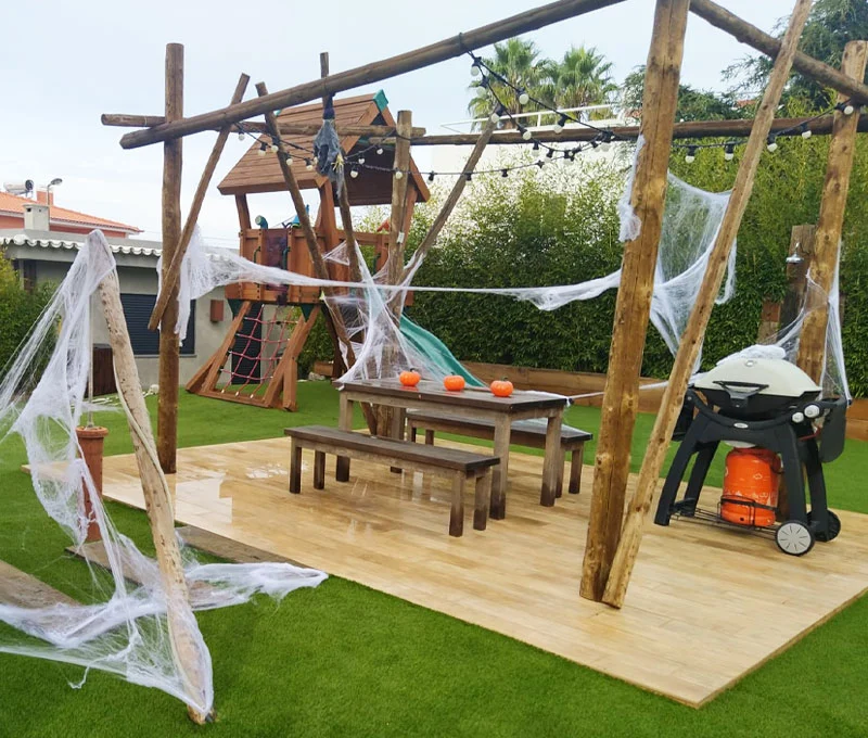 Pérgula de jardim decorada com teias de aranha