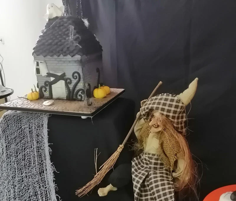 Mesa de bolo com bruxa e casa assombrada