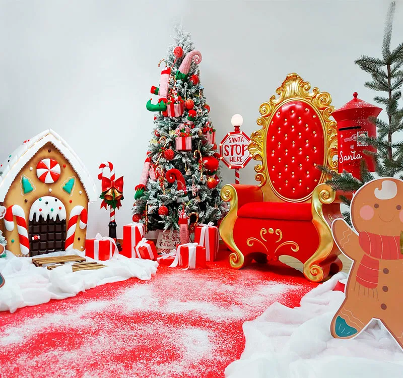 Decoração de Natal com casa de gengibre, árvore e poltrona do Pai Natal
