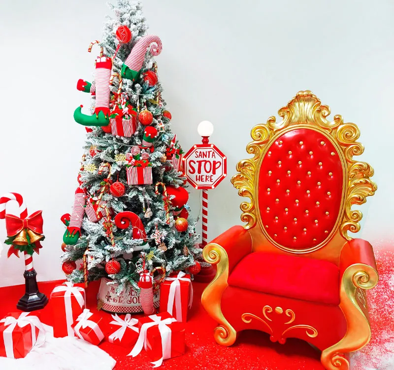 Árvore de Natal decorada e poltrona do Pai Natal
